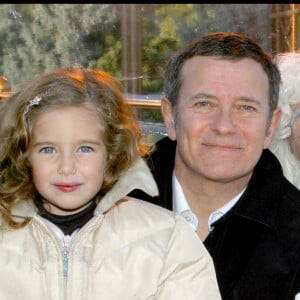 Archives - Francis Huster et sa fille Elisa célèbrent Noël à DisneyLand Paris. Le 9 novembre 2003.
