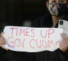 Une manifestation écrit "C'est terminé, Gouverneur Cuomo" lors d'une manifestation contre gouverneur de l'État de New York, accusé de harcèlement sexuel par six femmes. Le 7 mars 2021.