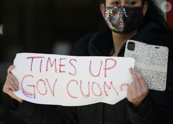 Une manifestation écrit "C'est terminé, Gouverneur Cuomo" lors d'une manifestation contre gouverneur de l'État de New York, accusé de harcèlement sexuel par six femmes. Le 7 mars 2021.