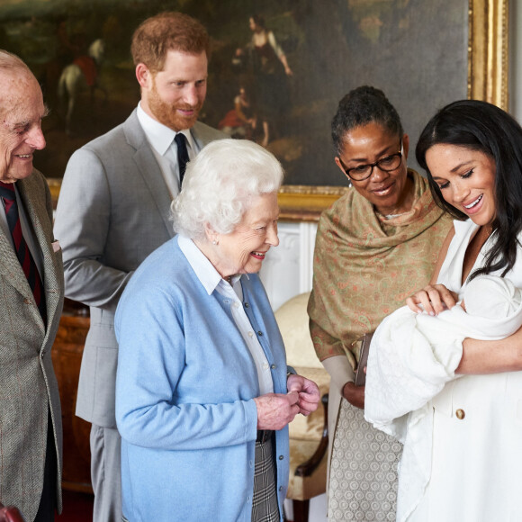 Le prince Philip, duc d'Edimbourg, la reine Elisabeth II d'Angleterre, la mère de Meghan Doria Ragland, le prince Harry, duc de Sussex, Meghan Markle, duchesse de Sussex, et leur fils Archie Harrison Mountbatten-Windsor.