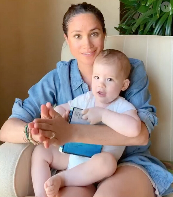 Meghan Markle, duchesse de Sussex, lit l'histoire "Duck ! Rabbit ! " à son fils Archie à l'occasion de son 1er anniversaire pour le compte Instagram de l'ONG "Save The Children" à Los Angeles. Le 6 mai 2020. 