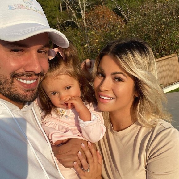 Carla Moreau et Kevin Guedj avec leur fille Ruby, le 1er novembre 2020