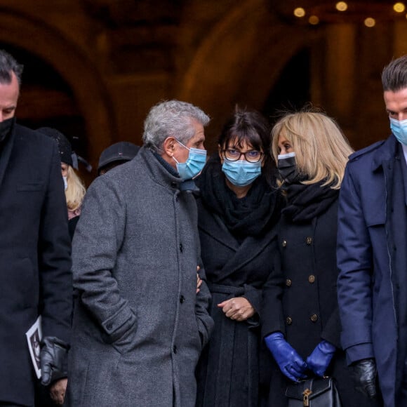 Claude Lelouch et sa compagne Valérie Perrin, la première dame Brigitte Macron (et son garde du corps Fabien) - Sorties de la messe en hommage à Robert Hossein en l'église Saint-Sulpice à Paris. Le 9 février 2021