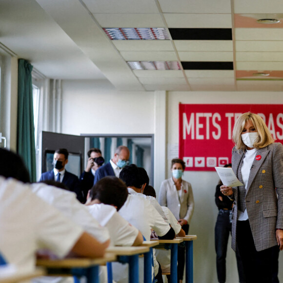 Brigitte Macron fait une dictée aux écoliers en soutien à l'Association Européenne de Leucodystrophie (ELA), au collège Charles-Peguy, Chesnay-Rocquencourt le 12 octobre 2020. © Thomas Coex / Pool / Bestimage