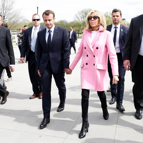 Le Président de la République Emmanuel Macron et sa femme la Première Dame Brigitte Macron (et son garde du corps Fabien) - Le Président de la République Emmanuel Macron et sa femme la Première Dame Brigitte Macron (Trogneux) visitent le Mémorial de Lincoln (Lincoln Memorial) à Washington, le 23 avril 2018. © Stéphane Lemouton/Bestimage