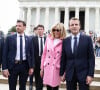 Emmanuel Macron et sa femme la Première Dame Brigitte Macron (et son garde du corps le lieutenant Fabien) visitent le Mémorial de Lincoln (Lincoln Memorial) à Washington. © Stéphane Lemouton/Bestimage