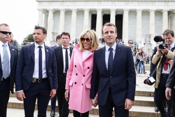 Emmanuel Macron et sa femme la Première Dame Brigitte Macron (et son garde du corps le lieutenant Fabien) visitent le Mémorial de Lincoln (Lincoln Memorial) à Washington. © Stéphane Lemouton/Bestimage