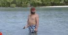 Arnaud (Koh-Lanta) tente de pêcher une raie avec une machette - "Koh-Lanta, Les armes secrètes", TF1