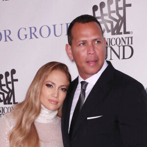 Jennifer Lopez et son compagnon Alex Rodriguez lors du 33ème dîner annuel des grandes légendes du sport au profit du Buoniconti Fund to Cure Paralysis à New York City, New York, Etats-Unis, le 24 septembre 2018. 