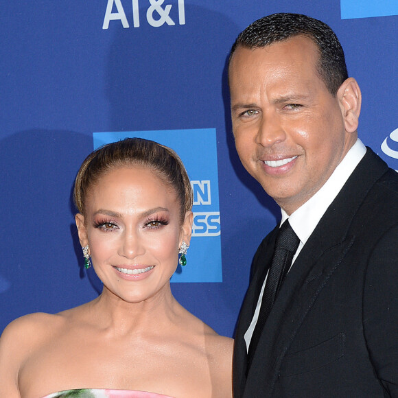 Jennifer Lopez et son fiancé Alex Rodriguez au photocall d'ouverture de la 31ème édition du "Palm Springs Film Festival Film Awards" au Palm Springs Convention Center à Los Angeles, le 2 janvier 2020. 