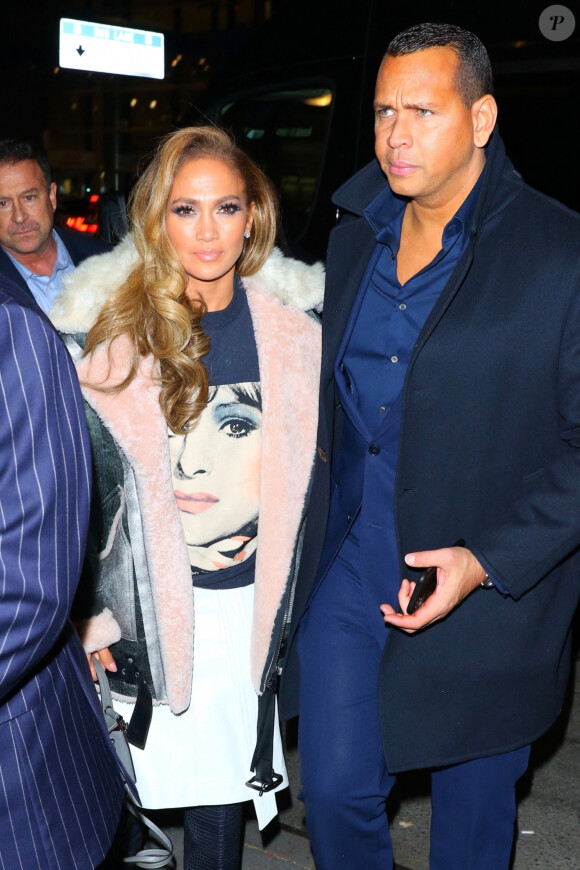 Jennifer Lopez et son fiancé Alex Rodriguez arrivent dans les studios NBC pour le 'Saturday Night Live' à New York, le 7 décembre 2019.