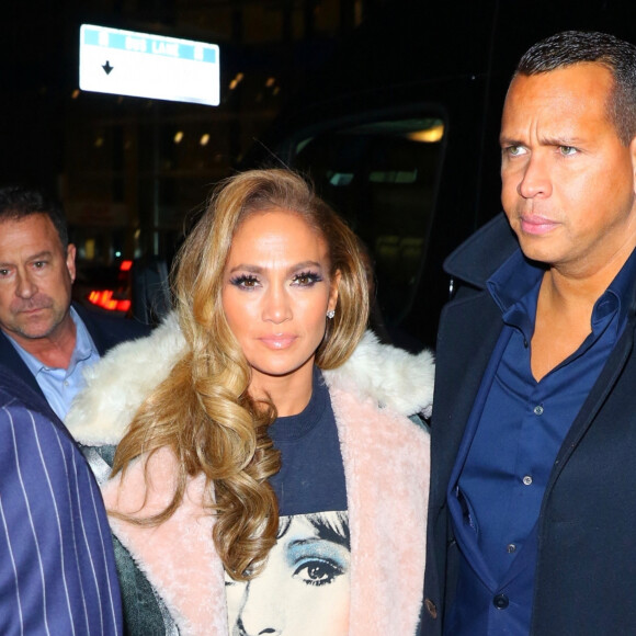 Jennifer Lopez et son fiancé Alex Rodriguez arrivent dans les studios NBC pour le 'Saturday Night Live' à New York, le 7 décembre 2019.