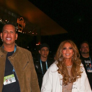 Exclusif - Jennifer Lopez quitte le Super Bowl 2020 après sa prestation sur scène avec son fiancé Alex Rodriguez à Miami le 2 février 2020. 