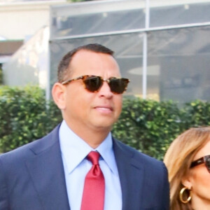 Exclusif - Jennifer Lopez et son fiancé Alex Rodriguez arrivent à un rendez-vous d'affaires dans le quartier de Beverly Hills à Los Angeles, le 18 février 2020 