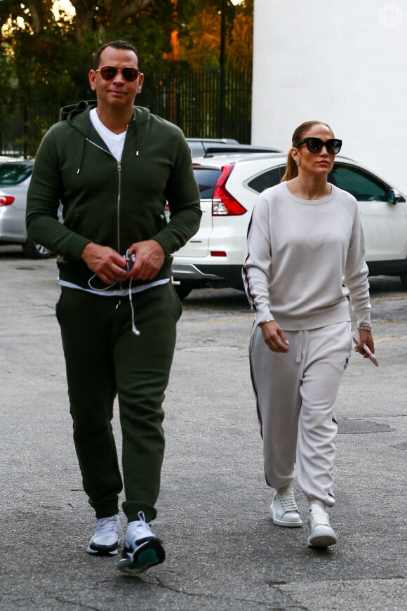 Jennifer Lopez et son fiancé Alex Rodriguez à la sortie de leur salle de sport à Miami, le 23 février 2020 