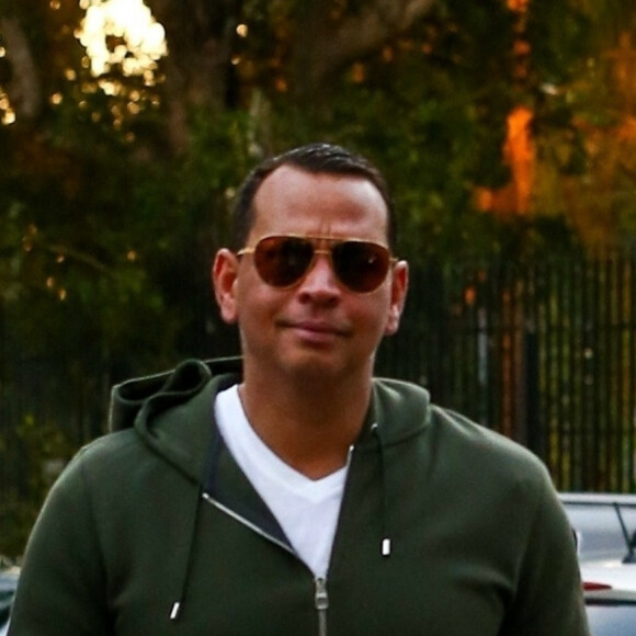 Jennifer Lopez et son fiancé Alex Rodriguez à la sortie de leur salle de sport à Miami, le 23 février 2020 