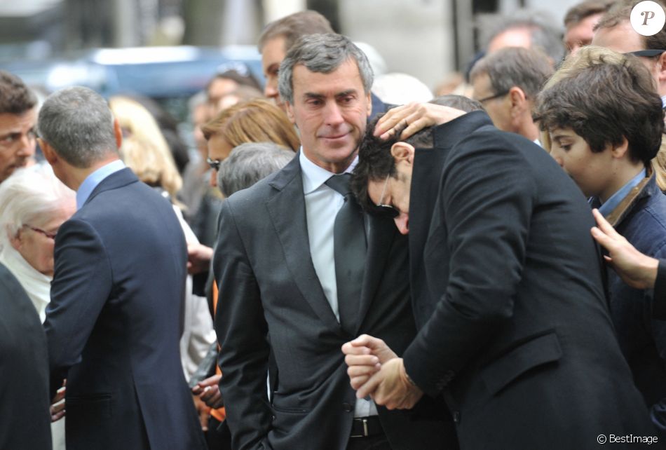 Patrick Bruel et Jerome Cahuzac - Obseques de Guy Carcassonne au cimetiere de Montmartre a Paris. Le 3 juin 2013