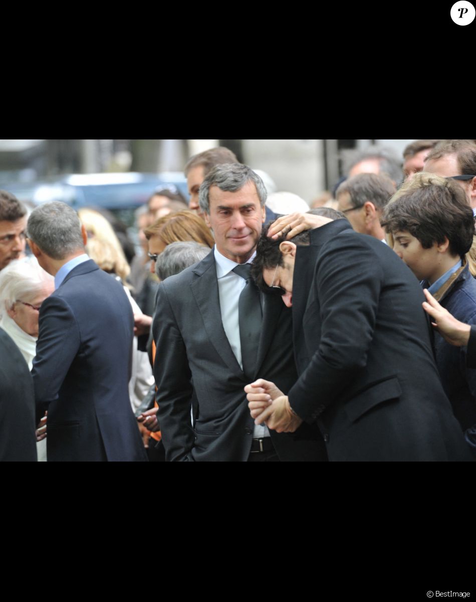 Patrick Bruel et Jerome Cahuzac - Obseques de Guy Carcassonne au cimetiere de Montmartre a Paris. Le 3 juin 2013