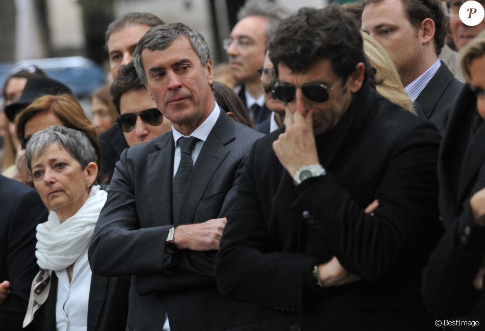 Patrick Bruel et Jerome Cahuzac - Obseques de Guy Carcassonne au cimetiere de Montmartre a Paris. Le 3 juin 2013