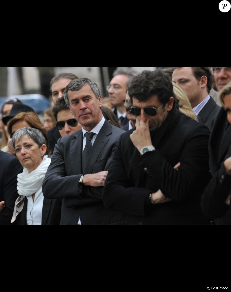 Patrick Bruel et Jerome Cahuzac - Obseques de Guy Carcassonne au cimetiere de Montmartre a Paris. Le 3 juin 2013