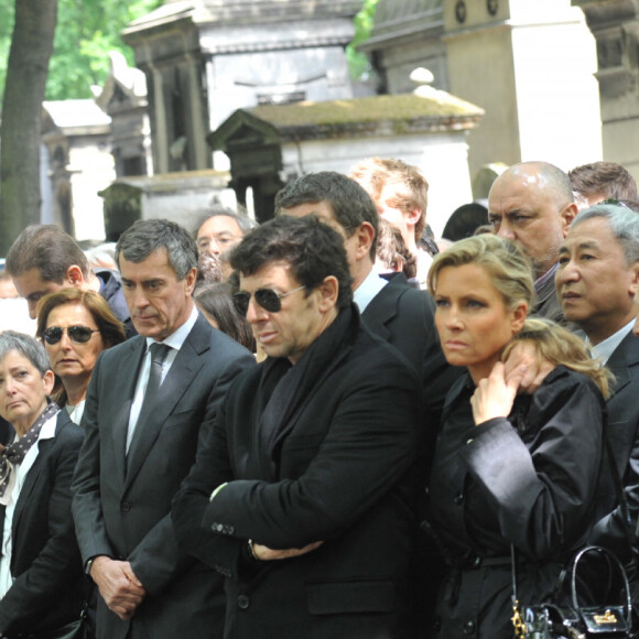 Patrick Bruel, Jerome Cahuzac, Claire Bretecher - Obseques de Guy Carcassonne au cimetiere de Montmartre a Paris. Le 3 juin 2013