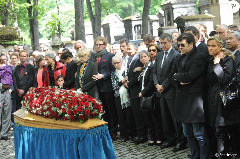 Patrick Bruel, Jerome Cahuzac, Claire Bretecher - Obseques de Guy Carcassonne au cimetiere de Montmartre a Paris. Le 3 juin 2013