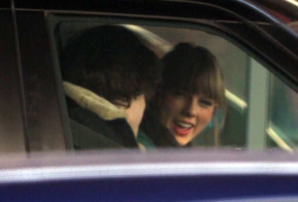 Exclusif - Taylor Swift et Harry Styles vont dejeuner en amoureux pour les 23 ans de la chanteuse, a Cheshire, le 13 decembre 2012. Taylor porte un sac qu'Harry lui a offert pour son anniversaire.