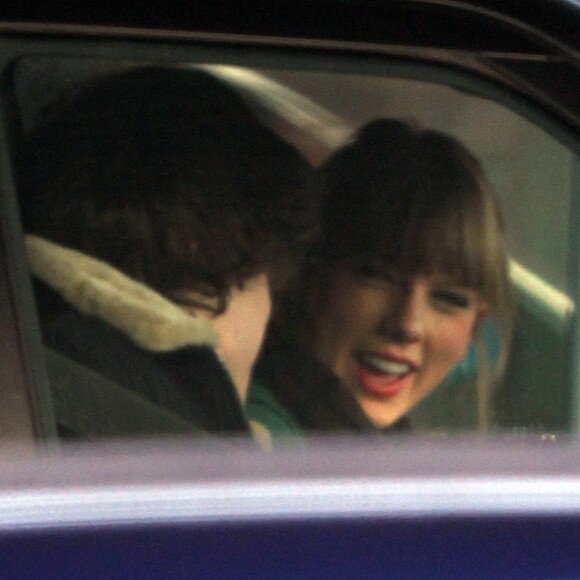 Exclusif - Taylor Swift et Harry Styles vont dejeuner en amoureux pour les 23 ans de la chanteuse, a Cheshire, le 13 decembre 2012. Taylor porte un sac qu'Harry lui a offert pour son anniversaire.
