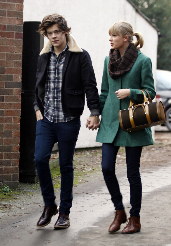 Exclusif - Taylor Swift et Harry Styles vont dejeuner en amoureux pour les 23 ans de la chanteuse, a Cheshire, le 13 decembre 2012. Taylor porte un sac qu'Harry lui a offert pour son anniversaire.