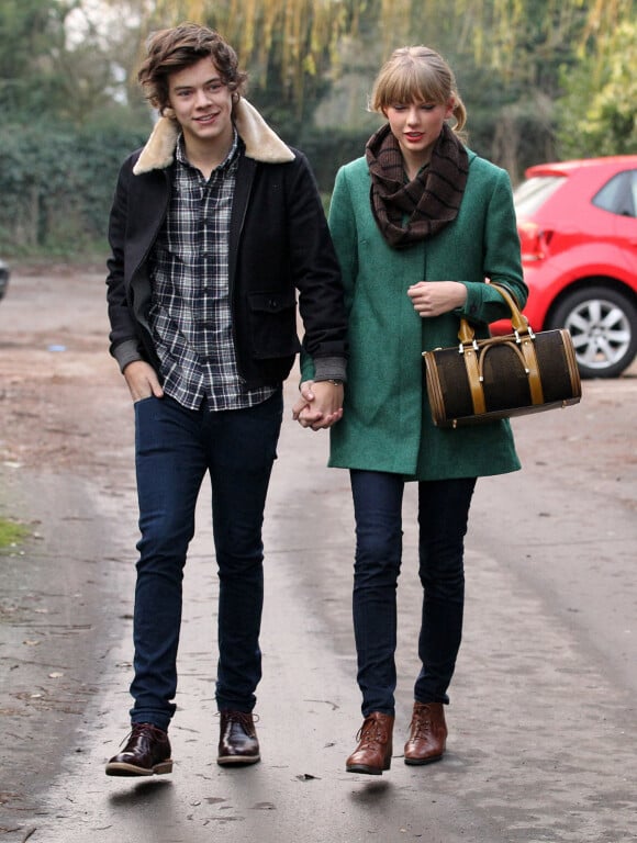 Exclusif - Taylor Swift et Harry Styles vont dejeuner en amoureux pour les 23 ans de la chanteuse, a Cheshire, le 13 decembre 2012. Taylor porte un sac qu'Harry lui a offert pour son anniversaire.