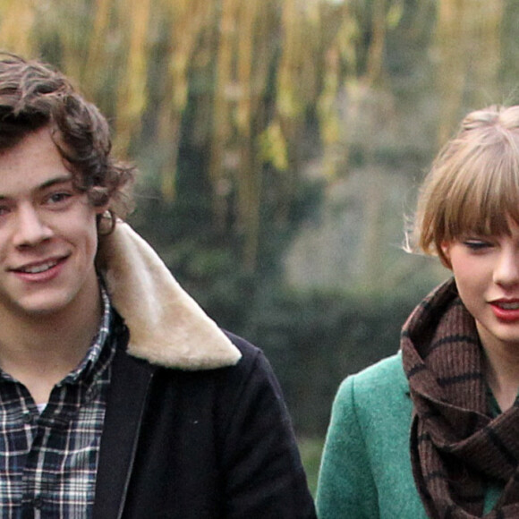 Exclusif - Taylor Swift et Harry Styles vont dejeuner en amoureux pour les 23 ans de la chanteuse, a Cheshire, le 13 decembre 2012. Taylor porte un sac qu'Harry lui a offert pour son anniversaire.