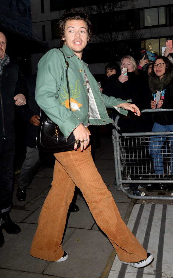 Harry Styles devant les locaux de BBC Radio 2 à Londres, de bonne heure le 14 février 2020, où il participait à l'émission matinale Zoe Ball's Breakfast Show.