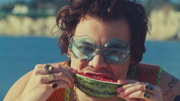 Premières images du clip estival de Harry Styles, "Watermelon Sugar", réalisé par Bradley et Pablo. Cette vidéo est "dédiée au toucher" d'après le message d'ouverture du clip, en référence à la distanciation sociale imposée par l'épidémie de coronavirus (Covid-19). Tourné en mars dernier, soit juste avant la pandémie, ce clip fleure bon l'été et la plage.
