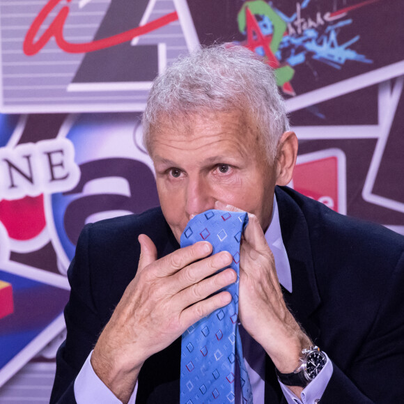 Exclusif - Patrick Poivre d'Arvor - Vente aux enchères au profit du Secours Populaire, diffusée en direct le 6 février 2021 sur France 2. © Tiziano Da Silva - Cyril Moreau / Bestimage