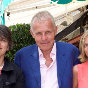 Patrick Poivre d'Arvor et ses filles Dorothée et Morgane - Déjeuner "Pères et Filles" au restaurant "Les deux Magots" à Paris. Le 16 juin 2015.