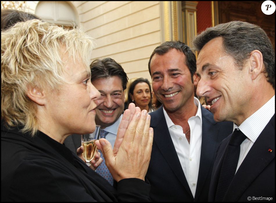 Muriel Robin, Bernard Montiel, Nicolas Sarkozy - Cérémonie de remise des insignes de commandeur de l'ordre national du mérite à Mireille Darc au Palais de l'Elysée.