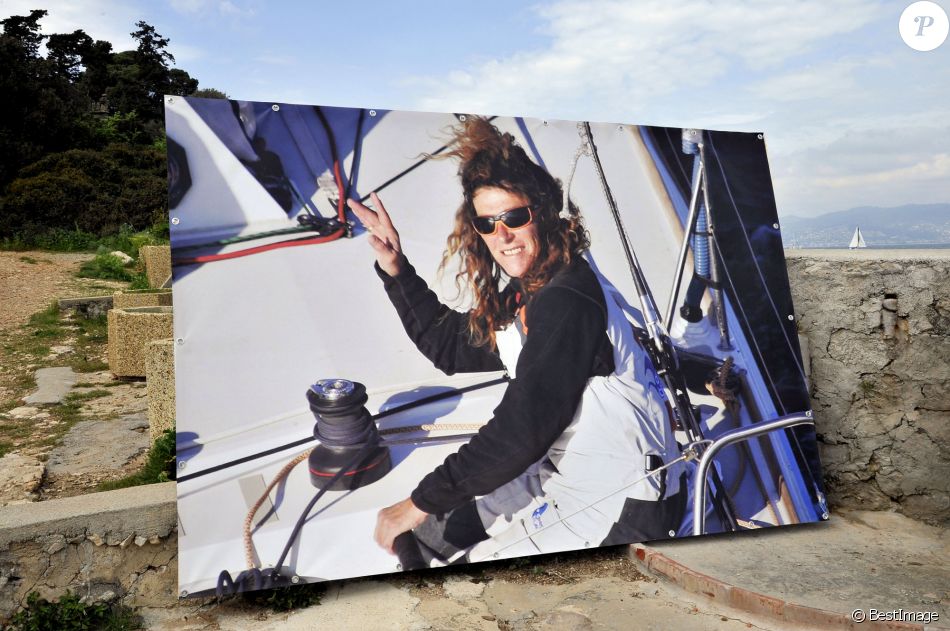 Hubert Arthaud, entouré de sa famille, des amis proches dont le navigateur, artiste, écrivain Titouan Lamazou et des marins venus de tous les ports de la méditerranée, ont rendu hommage en mer au large de l'île St Honorat à Cannes le 25 avril 2015, à la navigatrice Florence Arthaud décédée lors d'un accident d'hélicoptère en Argentine.