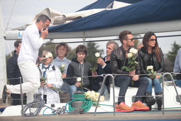 Hubert Arthaud, entouré de sa famille, des amis proches dont le navigateur, artiste, écrivain Titouan Lamazou et son fils Loup, des marins venus de tous les ports de la méditerranée, ainsi que le maire de Cannes David Lisnard,ont rendu hommage en mer au large de l'île St Honorat à Cannes le 25 avril 2015, à la navigatrice Florence Arthaud décédée lors d'un accident d'hélicoptère en Argentine.