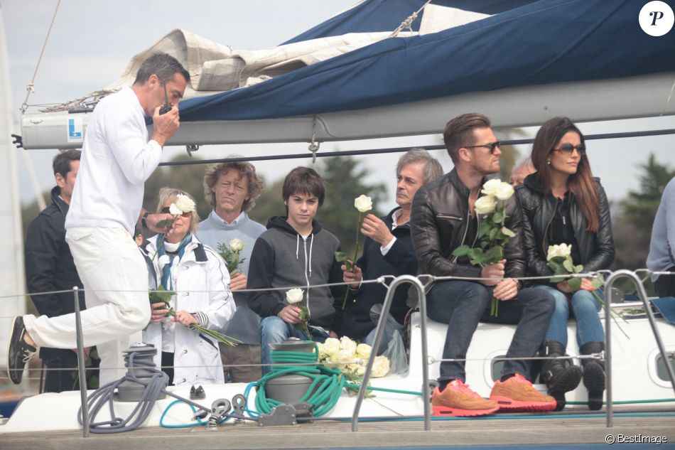 Hubert Arthaud, entouré de sa famille, des amis proches dont le navigateur, artiste, écrivain Titouan Lamazou et son fils Loup, des marins venus de tous les ports de la méditerranée, ainsi que le maire de Cannes David Lisnard,ont rendu hommage en mer au large de l'île St Honorat à Cannes le 25 avril 2015, à la navigatrice Florence Arthaud décédée lors d'un accident d'hélicoptère en Argentine.