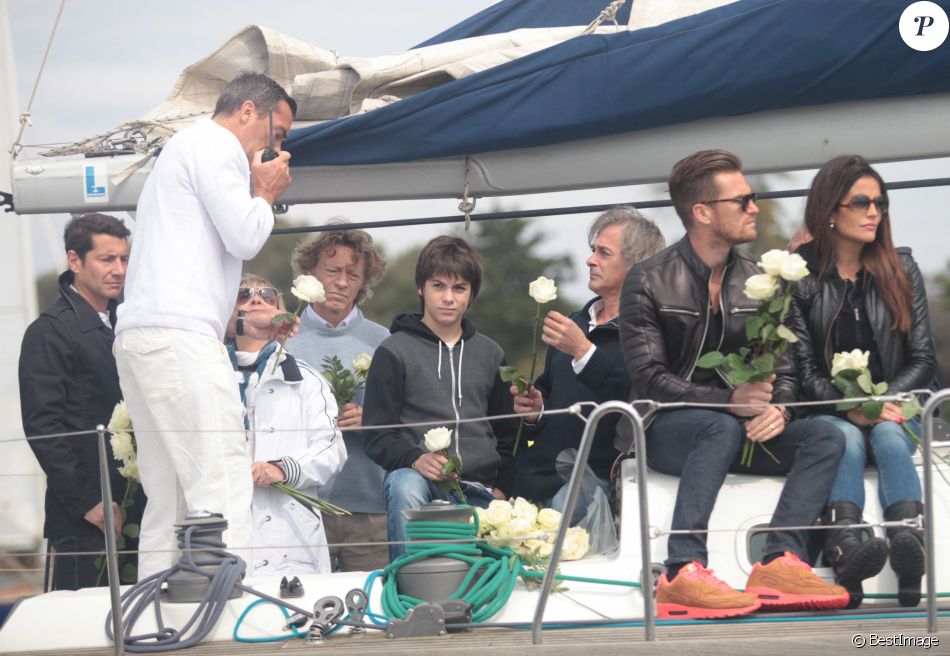 Hubert Arthaud, entouré de sa famille, des amis proches dont le navigateur, artiste, écrivain Titouan Lamazou et son fils Loup, des marins venus de tous les ports de la méditerranée, ainsi que le maire de Cannes David Lisnard,ont rendu hommage en mer au large de l'île St Honorat à Cannes le 25 avril 2015, à la navigatrice Florence Arthaud décédée lors d'un accident d'hélicoptère en Argentine.