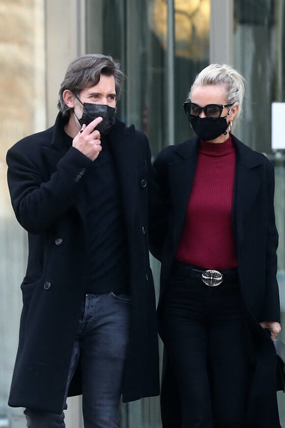 Exclusif - Laeticia Hallyday et son compagnon Jalil Lespert se rendent à Canal+ pour un rendez-vous important en présence de Gille Gauer (l'avocat de Laeticia) et Anne Hommel à Paris le 27 novembre 2020.