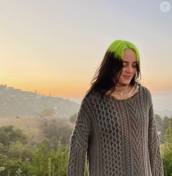 Billie Eilish, coiffée de ses célèbres cheveux verts. Novembre 2020.