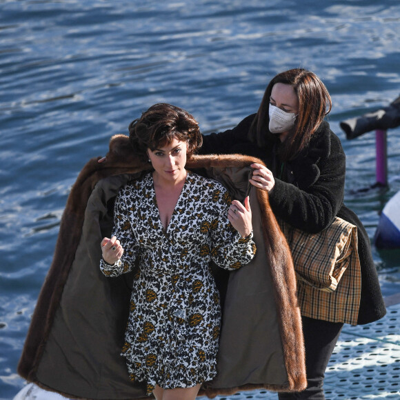 Lady Gaga sur le tournage du film "House of Gucci", sur le lac de Côme. Le 18 mars 2021.