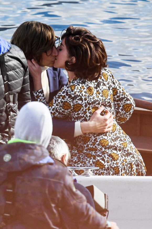 Lady Gaga et Adam Driver, qui incarnent respectivement Patrizia Reggiani et Maurizio Gucci, s'embrassent sur le lac de Côme lors du tournage du film "House of Gucci".