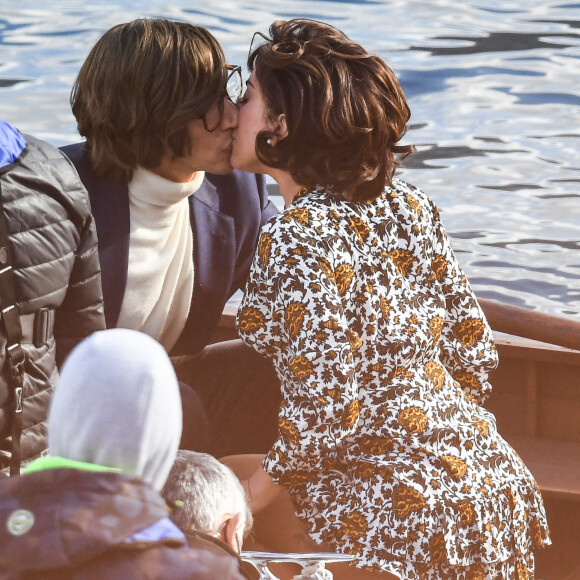 Lady Gaga et Adam Driver, qui incarnent respectivement Patrizia Reggiani et Maurizio Gucci, s'embrassent sur le lac de Côme lors du tournage du film "House of Gucci". Le 18 mars 2021.