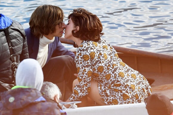 Lady Gaga et Adam Driver, qui incarnent respectivement Patrizia Reggiani et Maurizio Gucci, s'embrassent sur le lac de Côme lors du tournage du film "House of Gucci". Le 18 mars 2021.