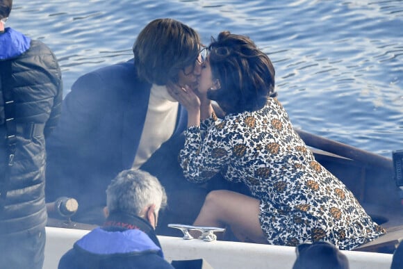 Lady Gaga et Adam Driver, qui incarnent respectivement Patrizia Reggiani et Maurizio Gucci, s'embrassent sur le lac de Côme lors du tournage du film "House of Gucci". Le 18 mars 2021.