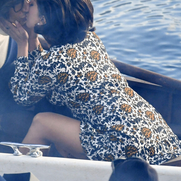 Lady Gaga et Adam Driver, qui incarnent respectivement Patrizia Reggiani et Maurizio Gucci, s'embrassent sur le lac de Côme lors du tournage du film "House of Gucci". Le 18 mars 2021.