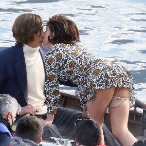 Lady Gaga et Adam Driver, qui incarnent respectivement Patrizia Reggiani et Maurizio Gucci, s'embrassent sur le lac de Côme lors du tournage du film "House of Gucci". Le 18 mars 2021.