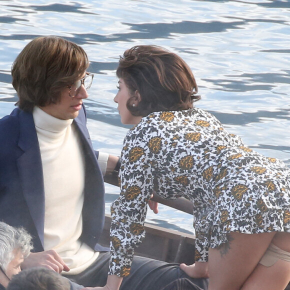 Lady Gaga et Adam Driver, qui incarnent respectivement Patrizia Reggiani et Maurizio Gucci, s'embrassent sur le lac de Côme lors du tournage du film "House of Gucci". Le 18 mars 2021.